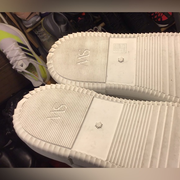 STUART WEITZMAN Leather Sneaker. - Picture 14 of 16